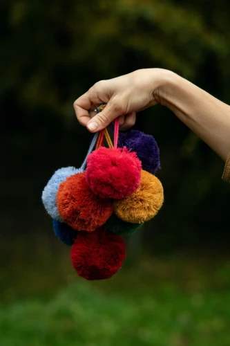 kopyto-pompon-niebieski-magenta-rozowy-zolty-pomaranczpwy-czerwony-z-welny-merino-welniane-naturalne.jpg
