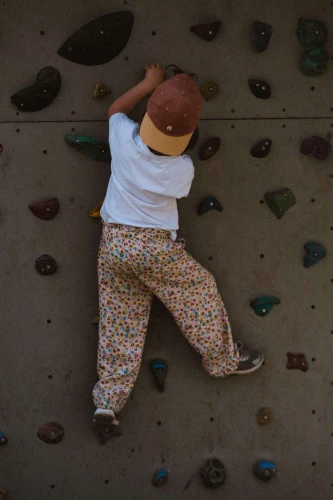 GEKON_JUNIOR_6_panel_różowa dziecięca_bawełniana_czapka_z żółtym_daszkiem_dad_cap_AGAMA_JUNIOR (5).jpg