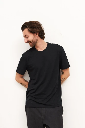 KOPYTO-czarna-koszulka-z-welny-merino-meska-black-men-tshirt-merino-wool-8-kameleon.jpg