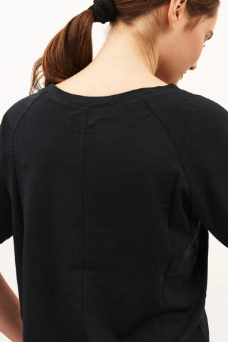 KOPYTO-KAMELEON-tshirt-100-czarny-welna-merino-sport-elegancki-na-codzien-czarna-oddychajaca-koszulka-z-welny-merino-wygodna-CHAMELEON-women's-timeless-t-shirt (1).jpg