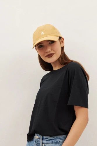 KOPYTO-KAMELEON-tshirt-100-czarny-welna-merino-sport-elegancki-na-codzien-czarna-oddychajaca-koszulka-z-welny-merino-wygodna-CHAMELEON-women's-timeless-t-shirt (2).jpg