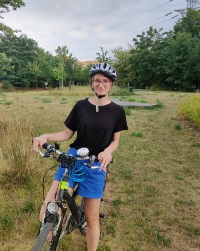 KOPYTO-KAMELEON-tshirt-100-czarny-welna-merino-sport-elegancki-na-codzien-czarna-oddychajaca-koszulka-z-welny-merino-wygodna-CHAMELEON-women's-timeless-t-shirt (3).png