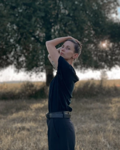 KOPYTO-KAMELEON-tshirt-100-czarny-welna-merino-sport-elegancki-na-codzien-czarna-oddychajaca-koszulka-z-welny-merino-wygodna-CHAMELEON-women's-timeless-t-shirt (4).png