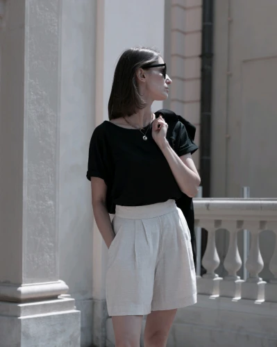 KOPYTO-KAMELEON-tshirt-100-czarny-welna-merino-sport-elegancki-na-codzien-czarna-oddychajaca-koszulka-z-welny-merino-wygodna-CHAMELEON-women's-timeless-t-shirt (5).png