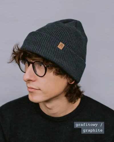 ŁOS-KOPYTO-RWS-grafitowa-czapka-graphite-MOOSE-z-welny-merino-mulesing-free-niegryzaca-cienka-ciepla-welniana-eko-wool-beanie-hat (1).png