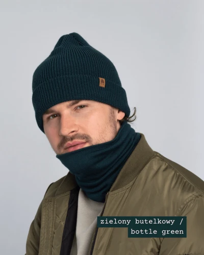 ŁOS-KOPYTO-RWS-zielony-butelkowy-czapka-bottle-green-MOOSE-z-welny-merino-mulesing-free-niegryzaca-cienka-ciepla-welniana-eko-wool-beanie-hat.png
