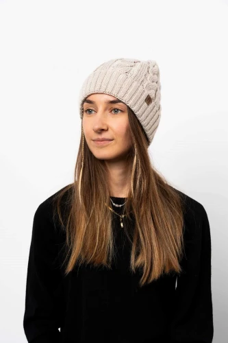 OWCA-KOPYTO-RWS-jasny-bez-light-beige-czapka-wełniana-z-wełny-merino-mulesing-free-z-warkoczem-eko-wool-beanie-hat.jpg