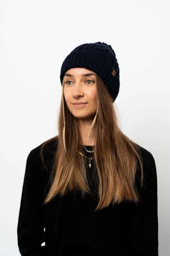 OWCA-KOPYTO-RWS-czarna-black-czapka-wełniana-z-wełny-merino-mulesing-free-z-warkoczem-eko-wool-beanie-hat (1).jpg