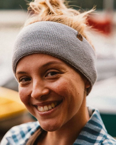 LIS-KOPYTO-opaska-jasny-szary-fox-na-uszy-welniana-merino-mulesing-free-certyfikat-RWS-niegryzaca-eko-wool-headband-band (5).jpg