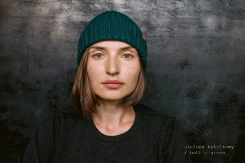 RYS-KOPYTO-RWS-bordowy-zielona-butelka-czapka-claret-green-bottle-LYNX-wełniana-z-wełny-merino-mulesing-free-niegryzaca-jesienna-ciepla-modna-welniana-eko-wool-beanie-hat (2).jpg