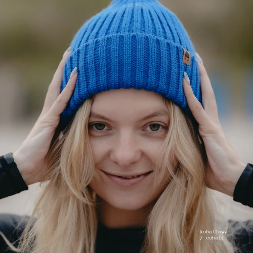 RYS-KOPYTO-RWS-kobaltowy-czapka-cobalt-blue-LYNX-wełniana-z-wełny-merino-mulesing-free-niegryzaca-jesienna-ciepla-modna-welniana-eko-wool-beanie-hat (3).png