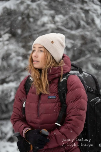 WILK-KOPYTO-RWS-jasny-bez-bezowa-czapka-light-beige-WOLF-jasna-wełniana-z-wełny-merino-mulesing-free-niegryzaca-klasyczna-ciepla-elegancka-welniana-eko-wool-beanie-hat (2).jpg