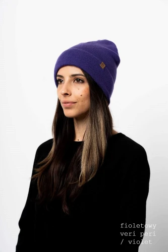 WILK-KOPYTO-RWS-fioletowa-veri-peri-czapka-WOLF-violet-wełniana-z-wełny-merino-mulesing-free-niegryzaca-klasyczna-ciepla-elegancka-welniana-eko-wool-beanie-hat (1).jpg