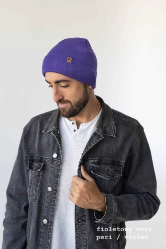 WILK-KOPYTO-RWS-fioletowa-veri-peri-czapka-WOLF-violet-wełniana-z-wełny-merino-mulesing-free-niegryzaca-klasyczna-ciepla-elegancka-welniana-eko-wool-beanie-hat (3).jpg