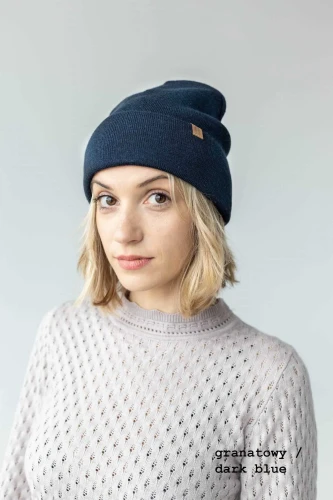 WILK-KOPYTO-RWS-granatowa-czapka-WOLF-navy-blue-wełniana-z-wełny-merino-yellow-mulesing-free-niegryzaca-klasyczna-ciepla-elegancka-welniana-eko-wool-beanie-hat (2).jpg