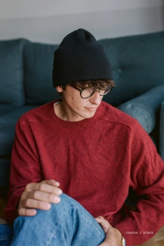 WILK-KOPYTO-RWS-czarny-czapka-WOLF-black-wełniana-z-wełny-merino-mulesing-free-niegryzaca-klasyczna-ciepla-elegancka-welniana-eko-wool-beanie-hat (2).jpg