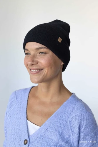 WILK-KOPYTO-RWS-czarny-czapka-WOLF-black-wełniana-z-wełny-merino-mulesing-free-niegryzaca-klasyczna-ciepla-elegancka-welniana-eko-wool-beanie-hat (3).jpg