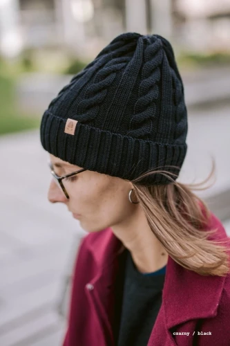 OWCA-KOPYTO-RWS-czarna-black-czapka-wełniana-z-wełny-merino-mulesing-free-z-warkoczem-eko-wool-beanie-hat (2).jpg