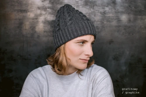OWCA-KOPYTO-RWS-grafitowa-graphite-czapka-wełniana-z-wełny-merino-mulesing-free-z-warkoczem-eko-wool-beanie-hat.jpg