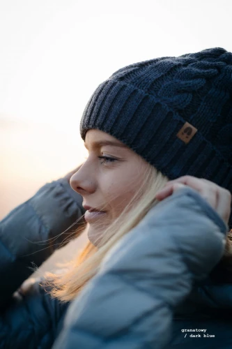 OWCA-KOPYTO-RWS-granatowa-navy-blue-czapka-wełniana-z-wełny-merino-mulesing-free-z-warkoczem-eko-wool-beanie-hat (2).jpg
