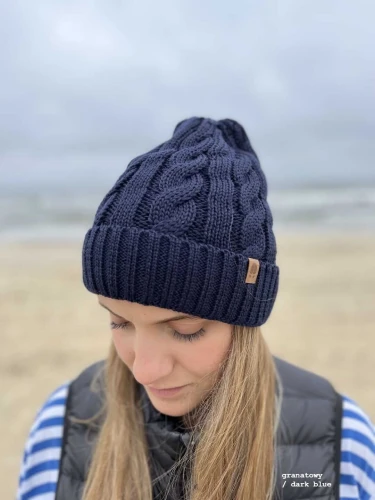 OWCA-KOPYTO-RWS-granatowa-navy-blue-czapka-wełniana-z-wełny-merino-mulesing-free-z-warkoczem-eko-wool-beanie-hat.jpg