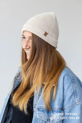 JELEN-KOPYTO-RWS-jasny-bezowa-light-beige-DEER-czarna-czapka-z-wełny-merino-mulesing-free-niegryzaca-cienka-ciepla-welniana-eko-wool-beanie-hat.jpg