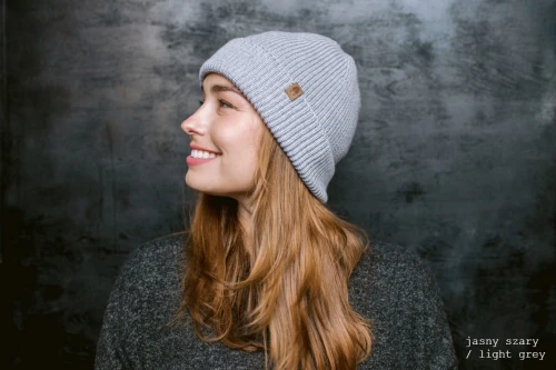 JELEN-KOPYTO-RWS-jasny-szary-light-grey-DEER-czarna-czapka-z-wełny-merino-mulesing-free-niegryzaca-cienka-ciepla-welniana-eko-wool-beanie-hat (2).jpg