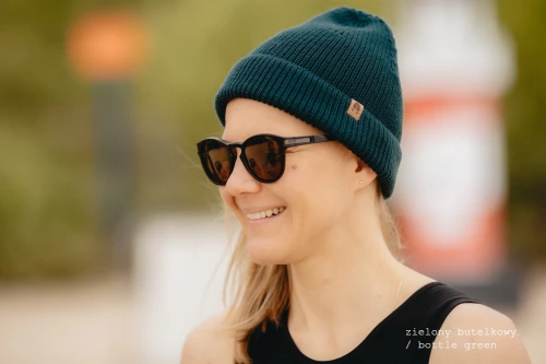 JELEN-KOPYTO-RWS-zielona-butelkowa-bottle-green-DEER-czarna-czapka-z-wełny-merino-mulesing-free-niegryzaca-cienka-ciepla-welniana-eko-wool-beanie-hat (2).jpg