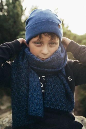 JARZĄB RWS KOPYTO - elegancki niebiesko - czarny szalik w roślinne wzory ze 100% wełny merino- ROWAN - Scarf with botanical patterns (2).jpg