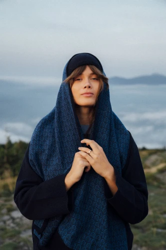 JARZĄB RWS KOPYTO - elegancki niebiesko - czarny szalik w roślinne wzory ze 100% wełny merino- ROWAN - Scarf with botanical patterns (4).jpg