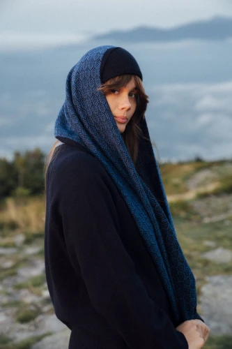 JARZĄB RWS KOPYTO - elegancki niebiesko - czarny szalik w roślinne wzory ze 100% wełny merino- ROWAN - Scarf with botanical patterns (13).jpg