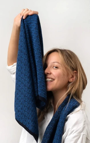 JARZĄB RWS KOPYTO - elegancki niebiesko - czarny szalik w roślinne wzory ze 100% wełny merino- ROWAN - Scarf with botanical patterns (18).jpg