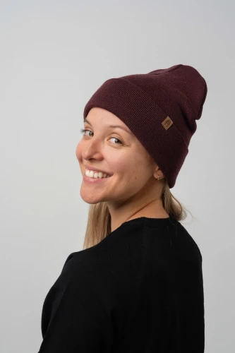 WILK-KOPYTO-bordowa-czapka-WOLF-claret-jasna-wełniana-z-wełny-merino-mulesing-free-niegryzaca-klasyczna-ciepla-elegancka-welniana-eko-wool-beanie-hat  (9).jpg