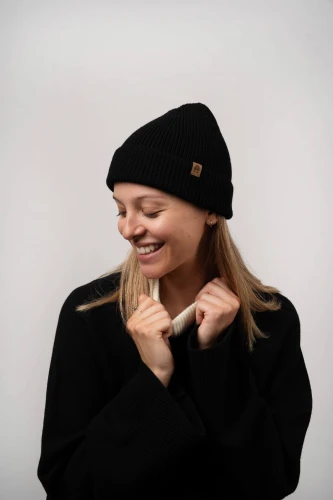 JELEŃ-KOPYTO-DEER-czarny-wełniana-czapka-bez-ściągacza-woolen-hat-without-welt-OPOS-POSSUM-komin-golfcertyfikat-RWS-100%-merino-wool-tube-scrafs .jpg