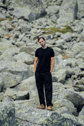 KOPYTO-czarna-koszulka-z-welny-merino-meska-black-oddychajaca-sportowa-men-tshirt-merino-wool-3-kameleon (1).jpg