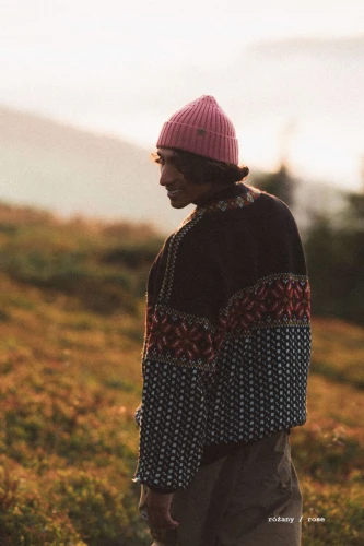 RYS-KOPYTO-RWS-różany-czapka-lynx-wełniana-z-wełny-merino-mulesing-free-niegryzaca-jesienna-ciepla-modna-welniana-eko-wool-beanie (1).jpg