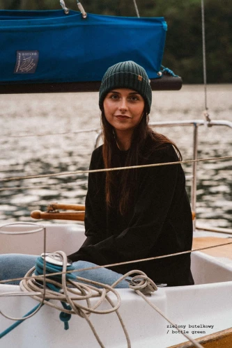 RYŚ-KOPYTO-zielony-butelkowy-prążkowana-wełniana-czapka-100%-merino-LYNX RWS–ribbed-bottle-green-merino-woollen hat-JENOT-sweter-damski-czarny-100%-merino-wool (3).jpg