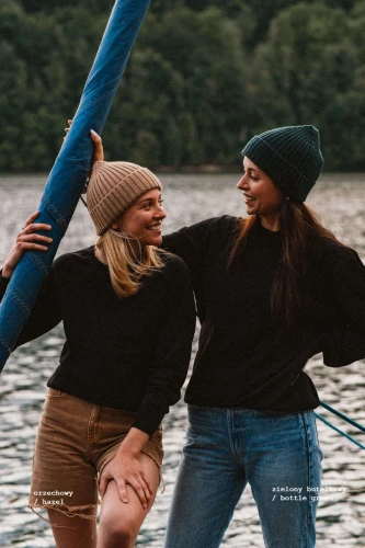 RYŚ-KOPYTO-beżowy-zielona-butelka-prążkowana-wełniana-czapka-100%-merino-LYNX-RWS–ribbed-merino-woollen hat-claret_JENOT-sweter-damski-100%-merino-wool (7).jpg