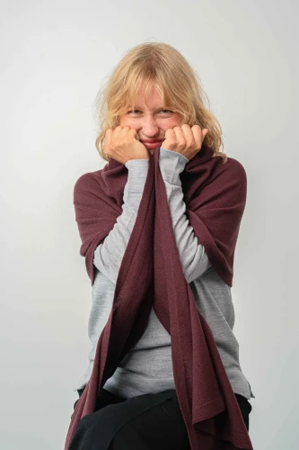 MANUL RWS KOPYTO- bordowy duży lekki pluszowy szalik elegancki 100% merino - PALLAS'S CAT - Large lightweight plush scarf claret