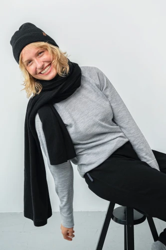 MANUL RWS KOPYTO- czarny duży lekki pluszowy szalik elegancki 100% merino - PALLAS'S CAT - Large lightweight plush scarf black