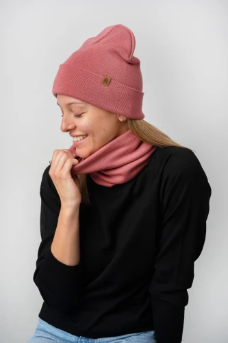 WILK-KOPYTO-różana-czapka-WOLF-rose-jasna-wełniana-z-wełny-merino-mulesing-free-niegryzaca-klasyczna-ciepla-elegancka-welniana-eko-wool-beanie-hat