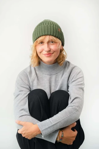 RYS-KOPYTO-RWS-oliwkowa-czapka-lynx-wełniana-z-wełny-merino-mulesing-free-niegryzaca-jesienna-ciepla-modna-welniana-eko-wool-beanie