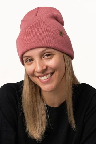 WILK-KOPYTO-różana-czapka-WOLF-rose-jasna-wełniana-z-wełny-merino-mulesing-free-niegryzaca-klasyczna-ciepla-elegancka-welniana-eko-wool-beanie-hat
