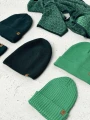 kOPYTO-czapki-akcesoria-szaliki-z-welny-merino-mulesing-free-etyczne-welniane-rws-komplet-na-zime-zielone-wzory.png