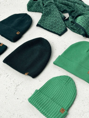 kOPYTO-czapki-akcesoria-szaliki-z-welny-merino-mulesing-free-etyczne-welniane-rws-komplet-na-zime-zielone-wzory.png