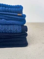 kOPYTO-czapki-akcesoria-szaliki-z-welny-merino-mulesing-free-etyczne-welniane-rws-komplet-na-zime-zielone-wzory-niebieskie-granatowe-indygo-chabrowy.png
