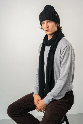 KARIBU KOPYTO RWS - czarny elegancki pluszowy prążkowany szalik 100% wełny merino - CARIBOU - black plush ribbed scarf .png