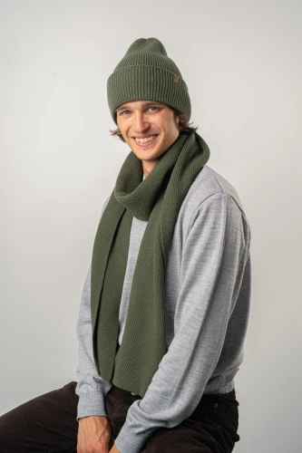 KARIBU KOPYTO RWS - oliwkowy elegancki pluszowy prążkowany szalik 100% wełny merino - CARIBOU - olive plush ribbed scarf.png