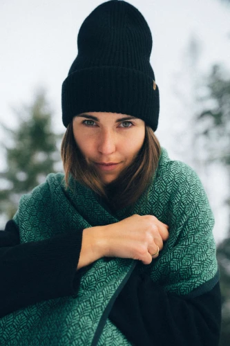 JARZĄB RWS KOPYTO - elegancki niebiesko - czarny szalik w roślinne wzory ze 100% wełny merino- ROWAN - Scarf with botanical patterns (4).jpg