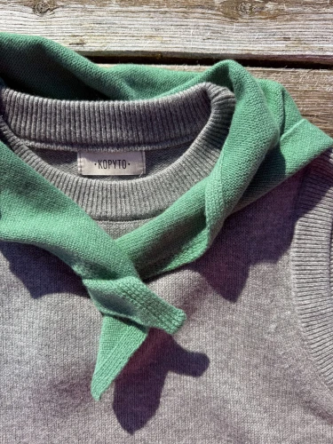 BIRUANG-welniana-apaska-zielona-szalwiowa-z-etycznej-welny-merino-trojkatna-welniana-chusta-kopyto3 (1).jpg